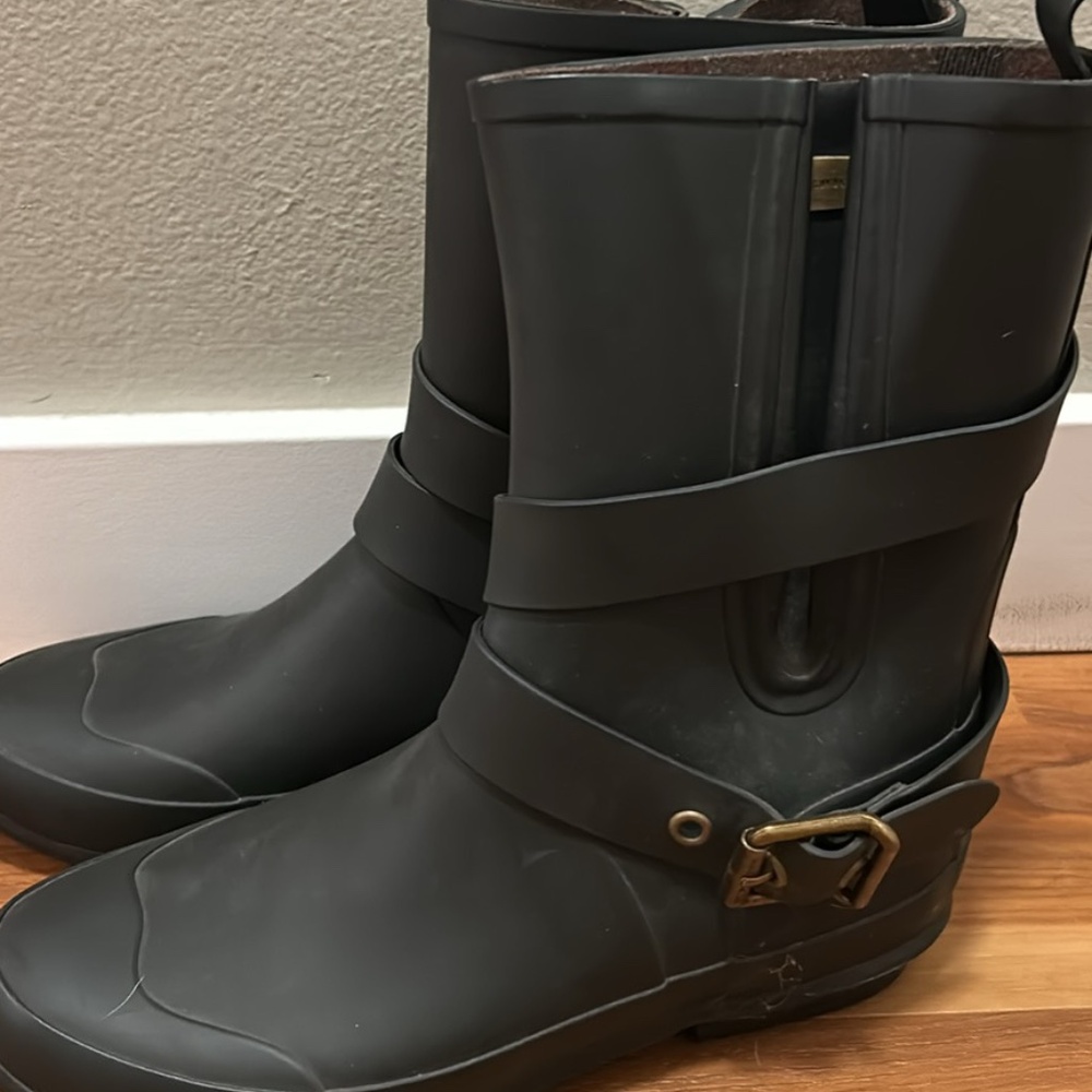Authentic Halloway Burberry rain boots in black, size 35